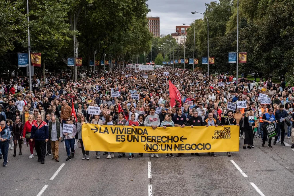 Massive Madrid housing march under a banner reading La vivienda es un derecho, no un negocio