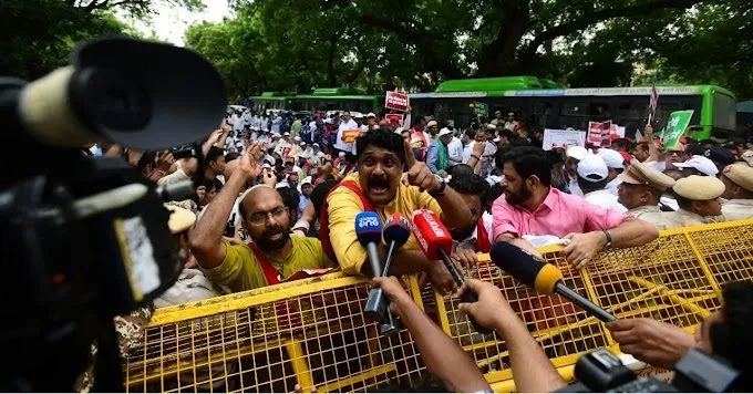 Protesters confront Delhi Police barricades during anti-CEC demonstrations in Delhi