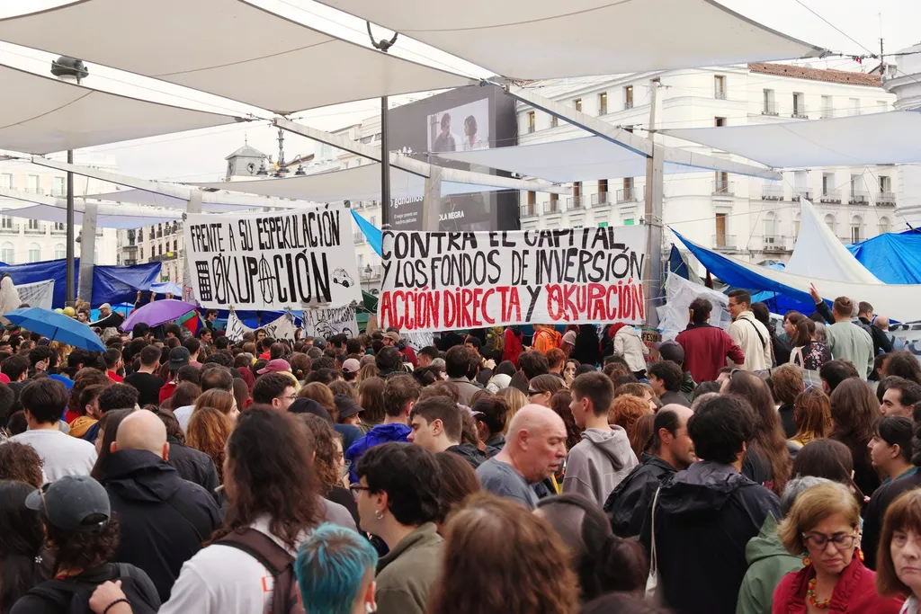 Crowd of housing protesters with banners at Puerta del Sol, Madrid, during the September 2026 demonstrations