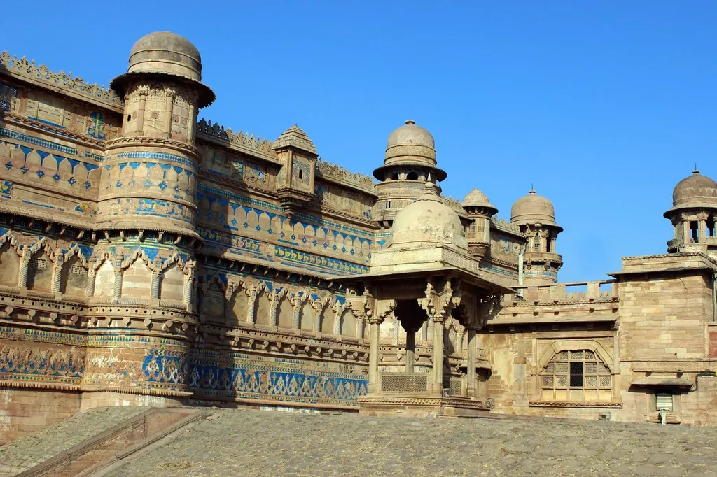 The blue-tiled Man Mandir palace at Gwalior Fort, Gwalior, Madhya Pradesh (photo: Suyash Dwivedi, CC BY-SA 4.0); a view of Gwalior Fort, not the crash site.
