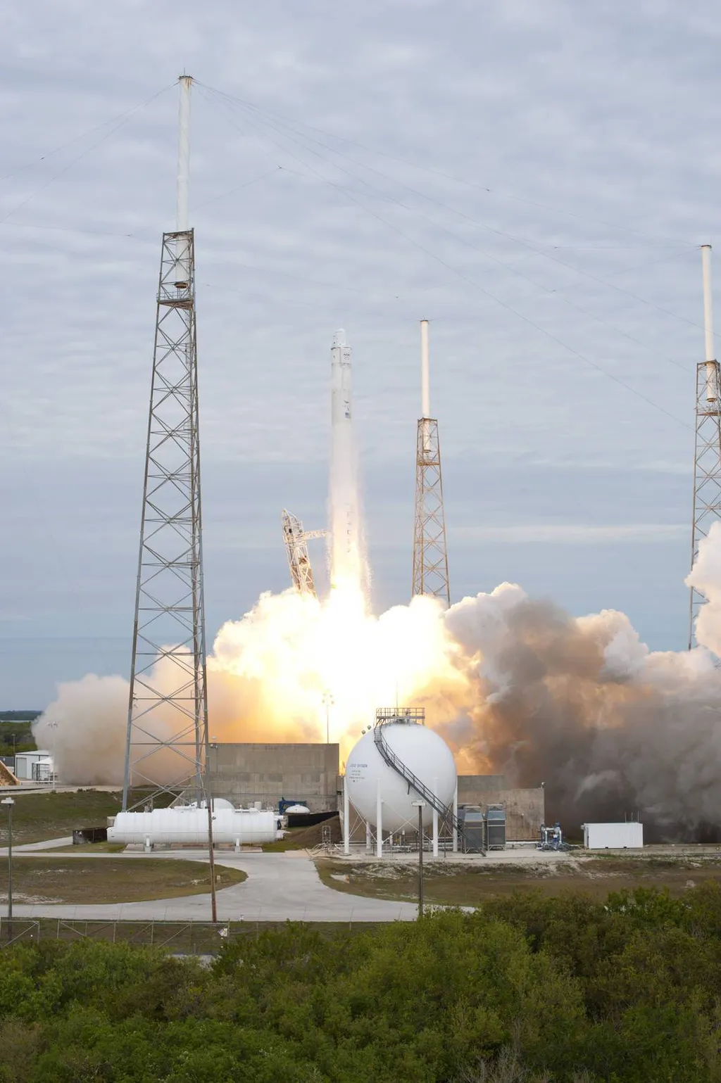 A SpaceX Falcon 9 rocket lifts off from Cape Canaveral, Florida (NASA file photo)