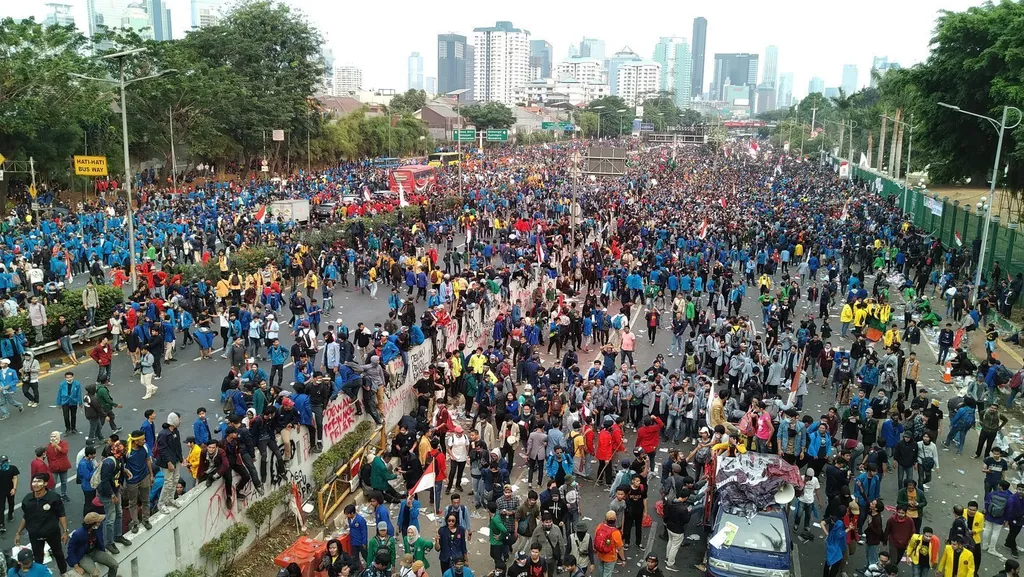 Aerial view of thousands of Indonesian student protesters occupying a Jakarta avenue in front of the parliament building during a demonstration