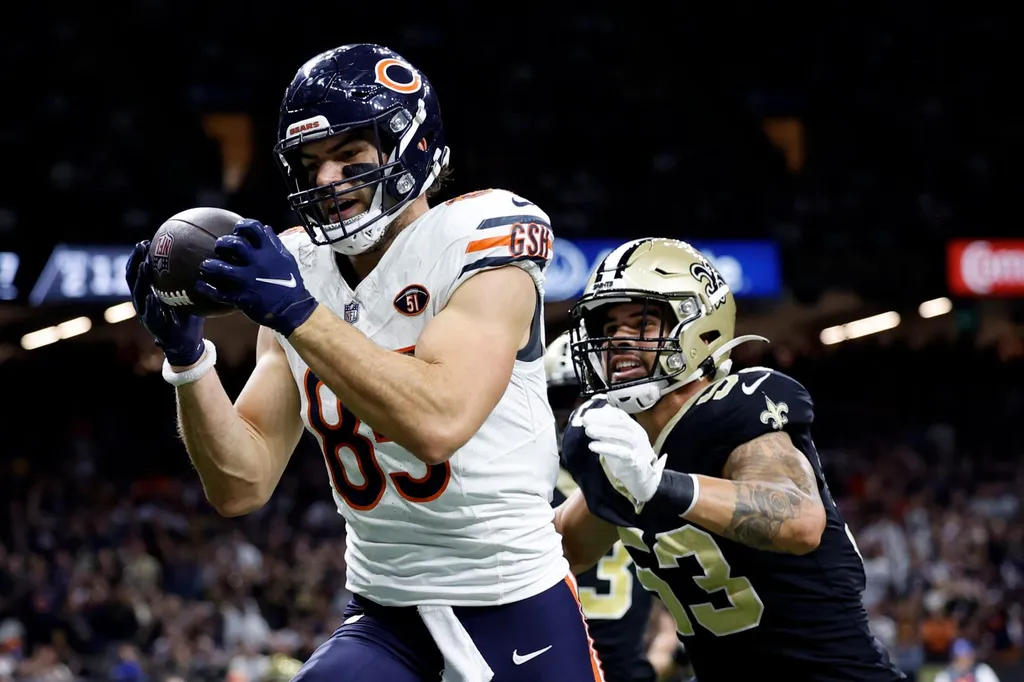 Chicago Bears tight end Cole Kmet (85) catching a pass in game action