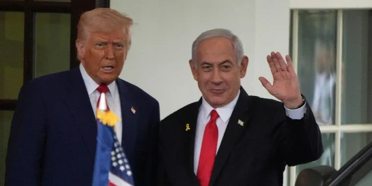 Donald Trump standing beside Benjamin Netanyahu