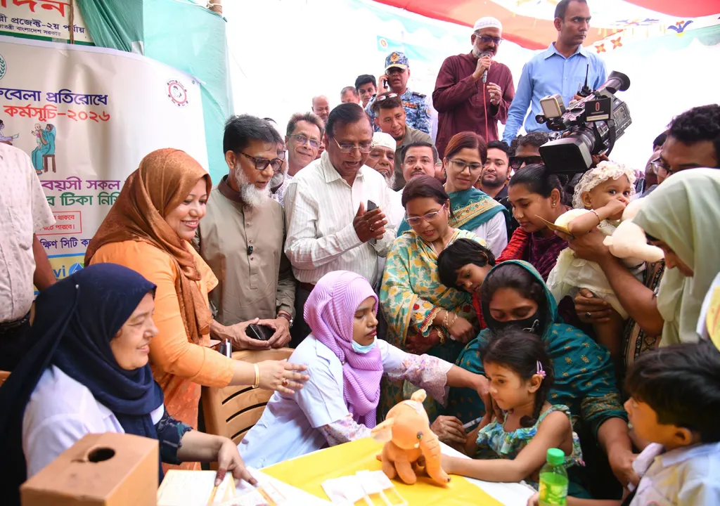 A health worker administering the measles-rubella vaccine to a child during Bangladesh's 2026 vaccination campaign.