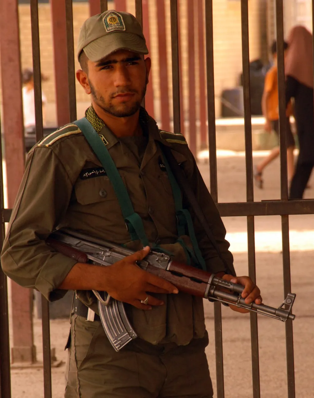 An Iranian soldier stands guard at a gate on the Iraq-Iran border in Wasit Province (archive photo, 2008)