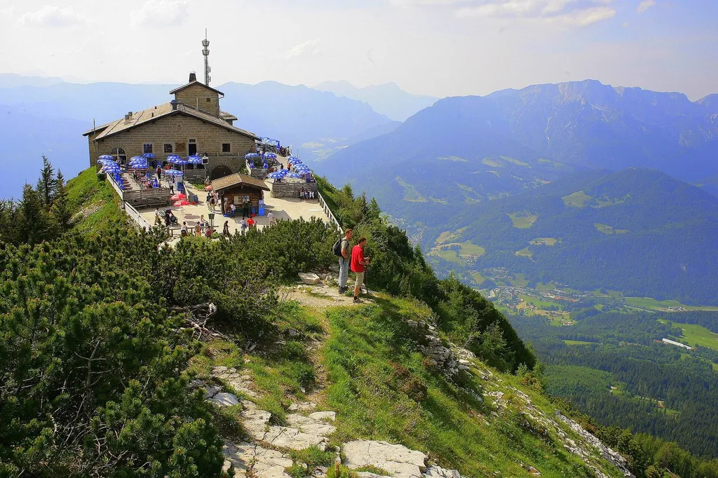 Pre-fire photograph of the Kehlsteinhaus ("Eagle's Nest") summit building and sun terrace on the Kehlstein peak near Berchtesgaden, Bavaria. Photo: Cezary p via Wikimedia Commons (CC BY-SA 4.0).