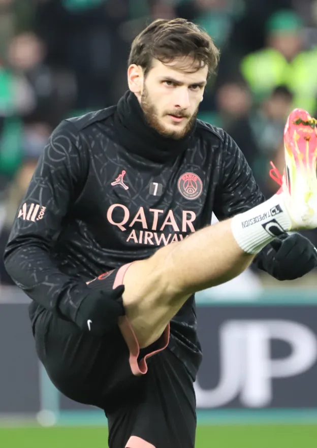 Khvicha Kvaratskhelia in a PSG kit warming up before a match in 2025.