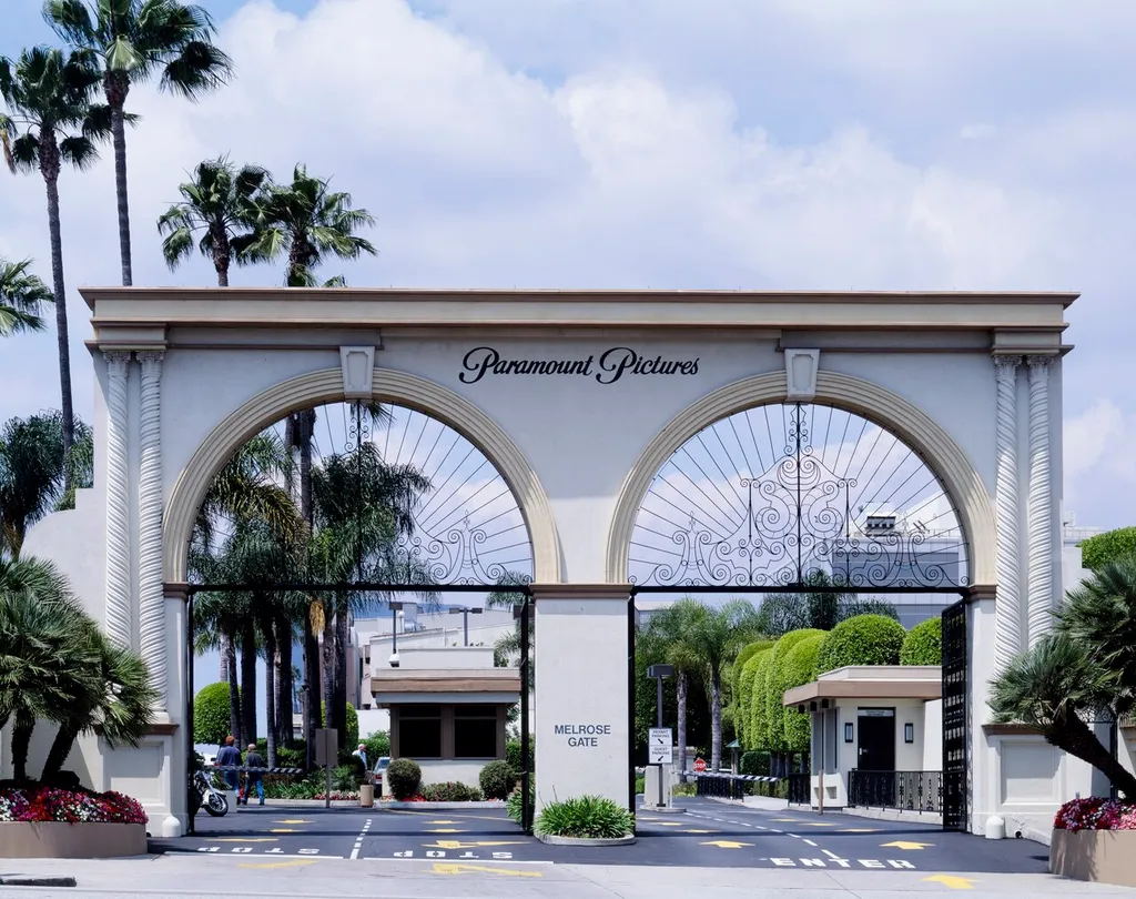 The Paramount Pictures arch entrance (Melrose Gate) at the Paramount studio in Hollywood, Los Angeles.