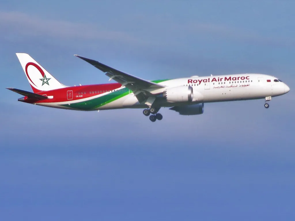 Royal Air Maroc Boeing 787-9 Dreamliner in the airline’s red and green livery on final approach.