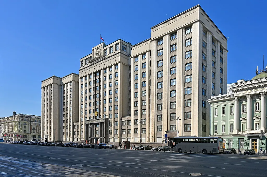 The State Duma building in Moscow under a clear blue sky, September 2025