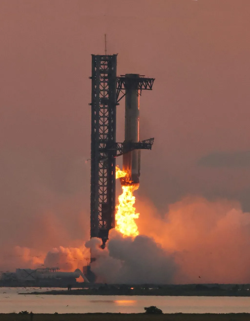 The Super Heavy booster descending to the launch tower's catch arms during Starship Flight 5 in October 2024