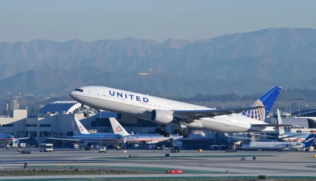 United Airlines Boeing 777-200 N771UA climbing out of Los Angeles International Airport